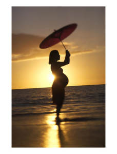 609330~Silhouette-of-a-Pregnant-Woman-on-the-Beach-Posters